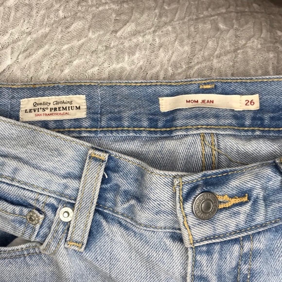 Levi’s Premium Mom Jeans Size 26 Light Wash - Picture 10 of 11